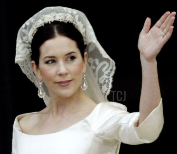 Gorgeous Royal Wedding Earrings_01.png