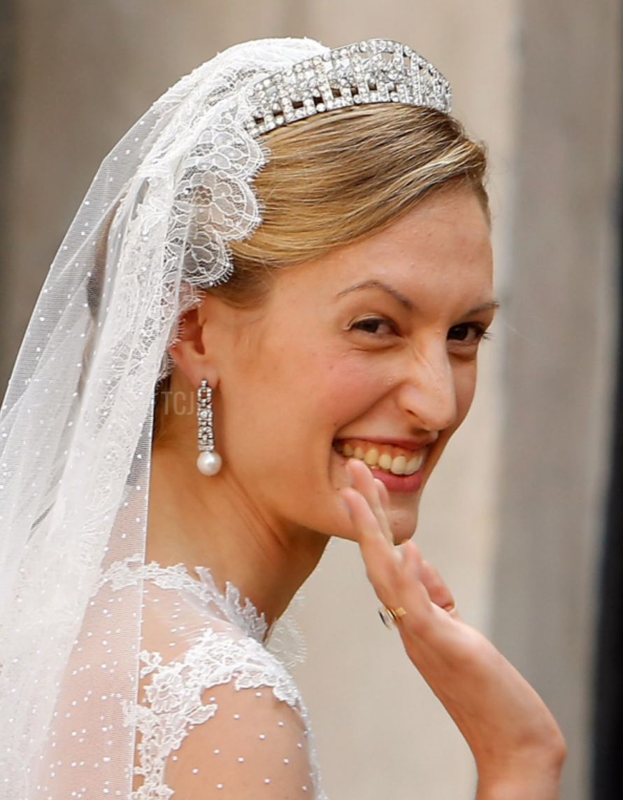 Gorgeous Royal Wedding Earrings_09.png