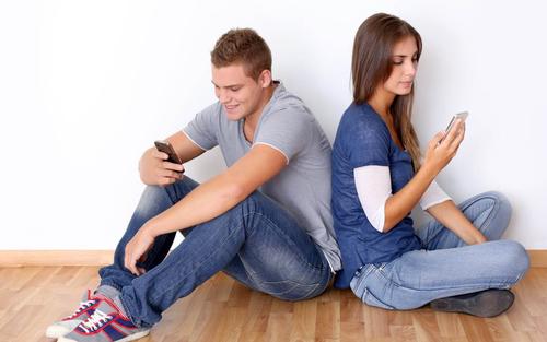 guy-and-girl-texting-dating-badoo.jpg