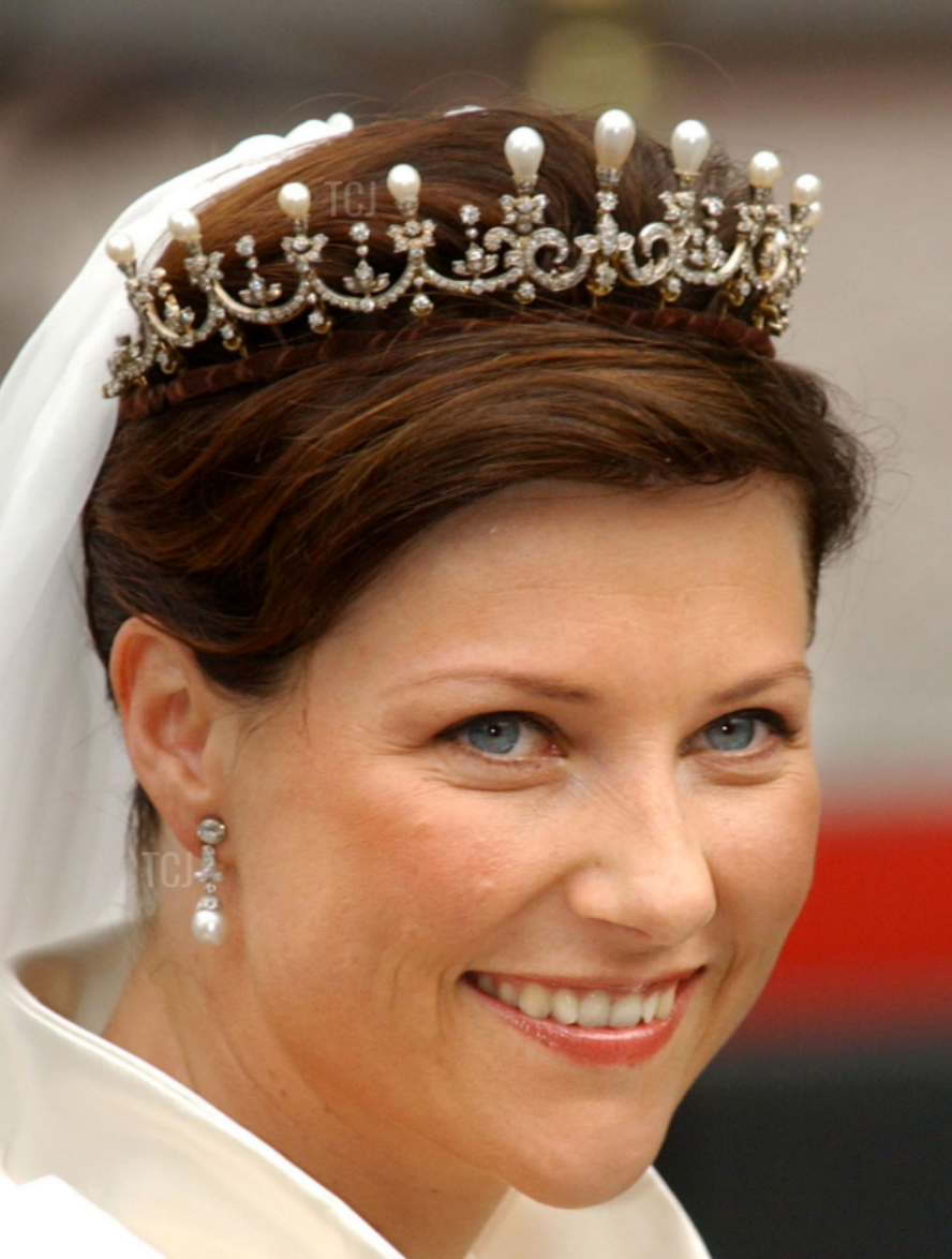 Gorgeous Royal Wedding Earrings_03.png